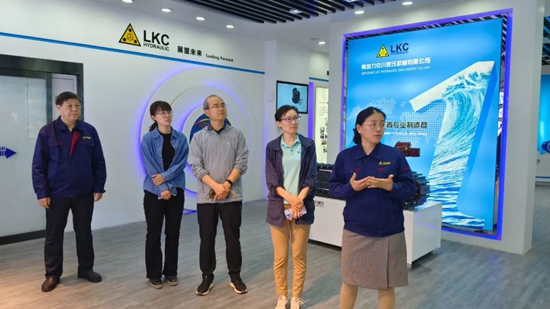 中國工程機(jī)械工業(yè)協(xié)會設(shè)備管理與維修分會秘書長周馥隆一行蒞臨力克川液壓參觀指導(dǎo)2.jpg